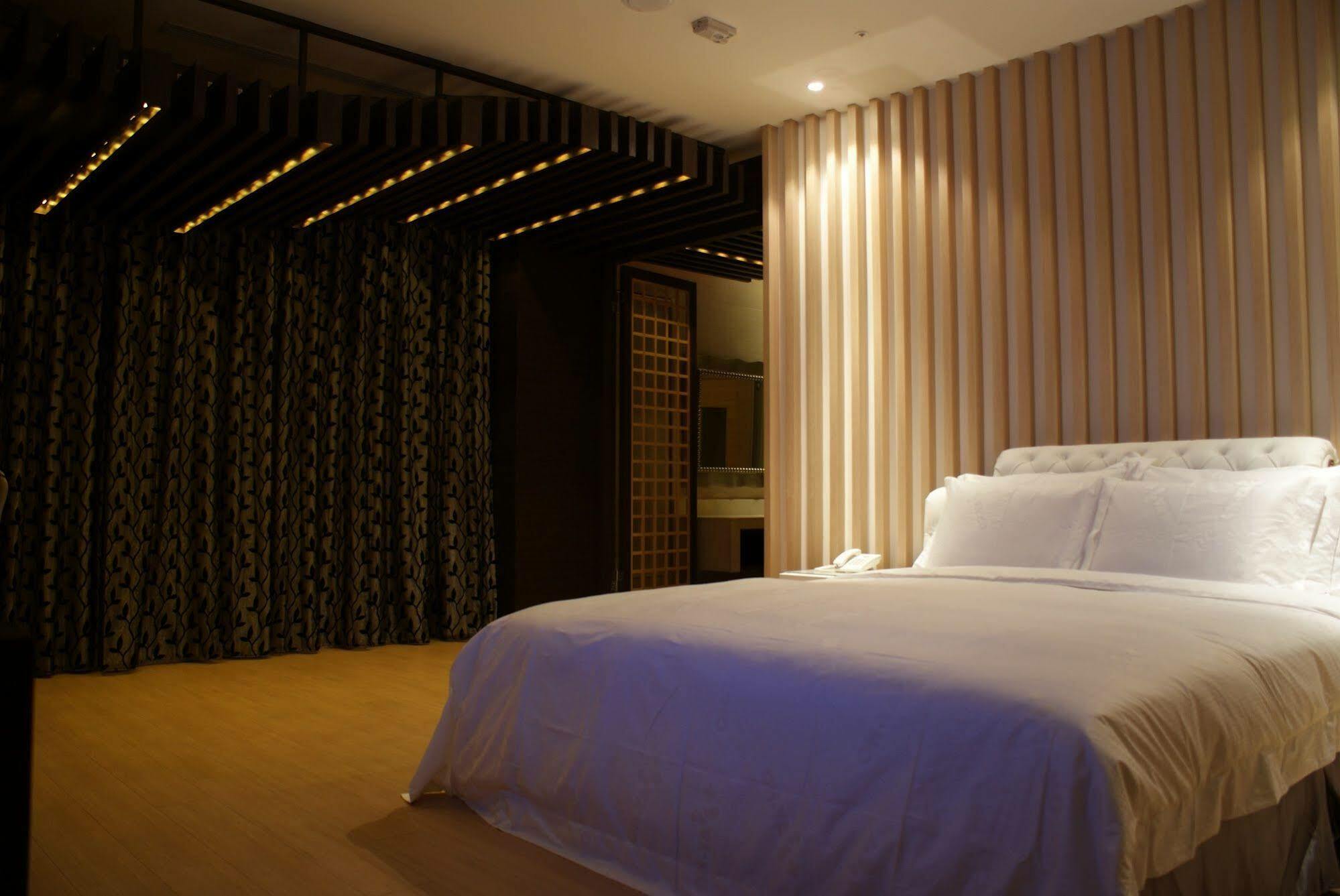 All-Ur Boutique Motel - Taichung Branch Ngoại thất bức ảnh